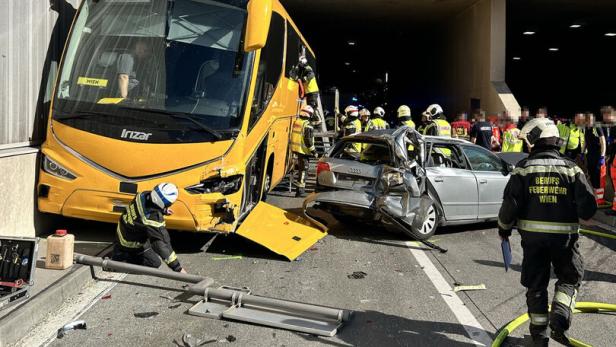 Reisebus und Auto und Einsatzkräfte nach Unfall.
