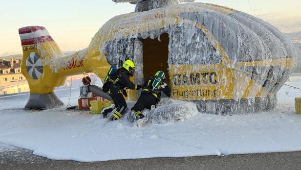 Brnadübung mit Rettungshubschrauber