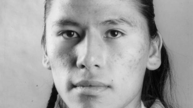 Eine Schwarz-weiß-Aufnahme von Nathan Chasing Horse (ca. 1992).