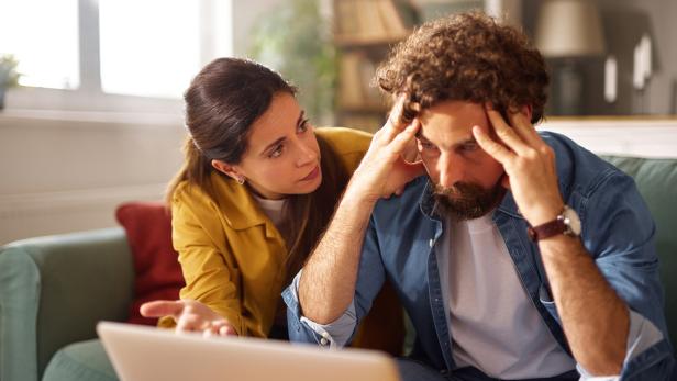 Gestresstes Paar mit finanziellen Problemen