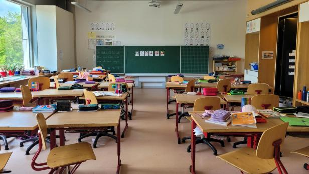 Blick auf ein Klassenzimmer und die Tafel