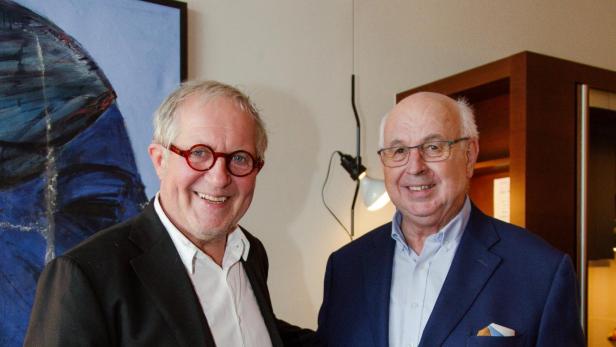 Harald Krassnitzer und Roland Nemetz in Anzügen im Hotelzimmer