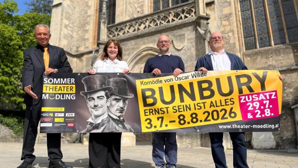 Intendant des Sommertheaters und Stadtpolitiker vor der Kirche St. Othmar