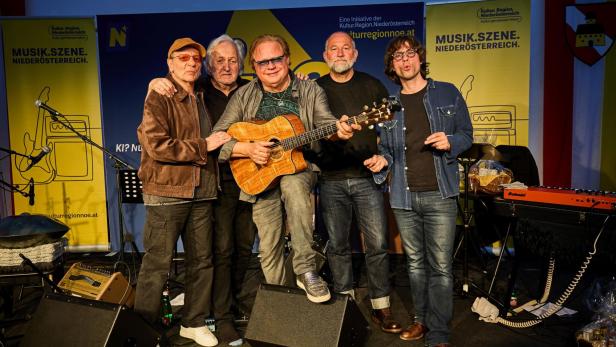Ewald Pfleger mit Buch, Band und Gitarre