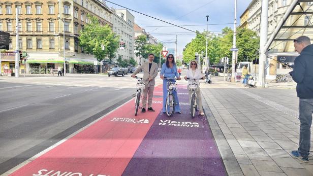 Radweg am Urban Loritz Platz in den offiziellen Farben des Eurovison Song Contest