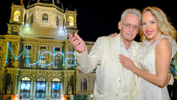Christian W. Mucha und Ekaterina Mucha vor dem Naturhistorischen Museum mit dem Schriftzug "Mucha"