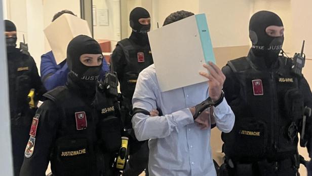 Zwei Angeklagte werden zum Richter geführt
