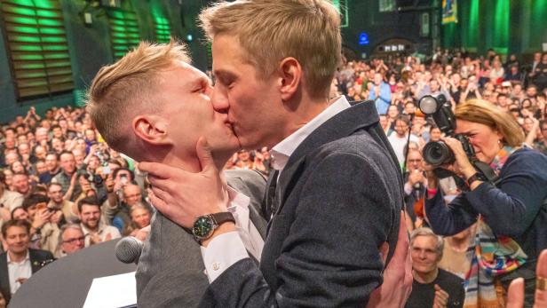 Große Gefühle: Dominik Krause dankte am Wahlabend vor allem seinem Partner.