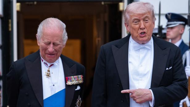 König Charles und Donald Trump in formeller Kleidung bei einem Treffen.