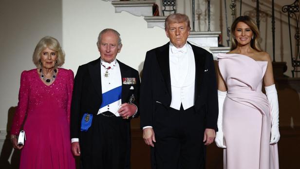 König Charles, Camilla, Donald Trump und Melania Trump posieren formell für ein Foto.