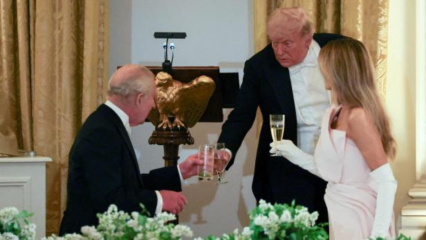 Donald und Melania Trump beim Staatsdinner mit Charles in den USA