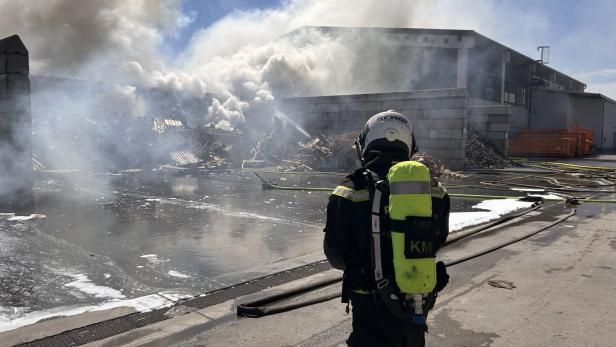 Löscharbeiten der Berufsfeuerwehr Wien