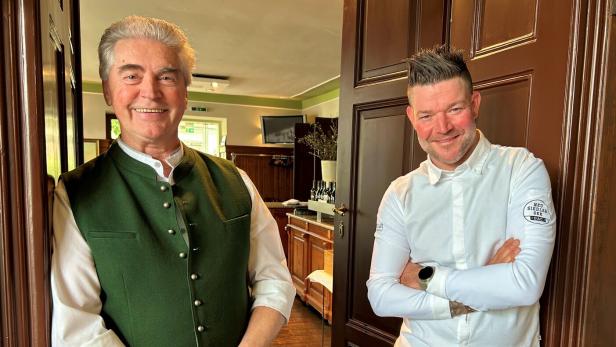 Wirt Fritz Tösch (li.) pflegt mit Küchenchef Oliver Wiegand.