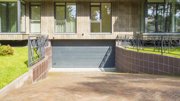 Garageneinfahrt in einem Wohnhaus
