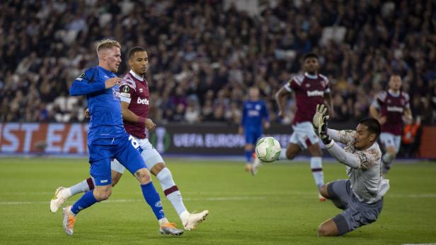 Tonni Adamsen (li., gegen West Ham) steht vor einem Wechsel zu Rapid