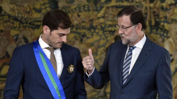 Iker Casillas wird von Mariano Rajoy ausgezeichnet.
