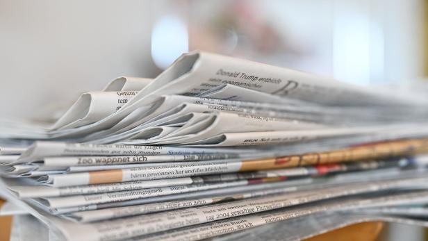 ++ THEMENBILD ++ MEDIEN / ZEITUNG / LESEN / ANALOG / DIGITAL / INFORMATION