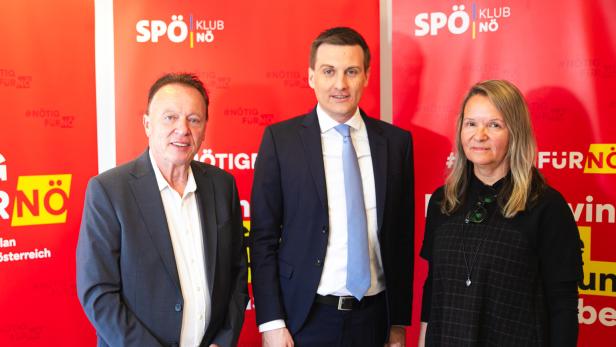 Drei Personen stehen vor roten SPÖ-Klub NÖ-Wänden und blicken in die Kamera.