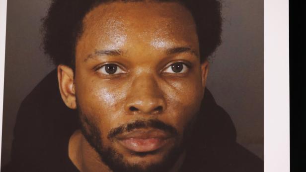 Musiker D4vd mit dunklen Haaren und Bart blickt direkt in die Kamera.