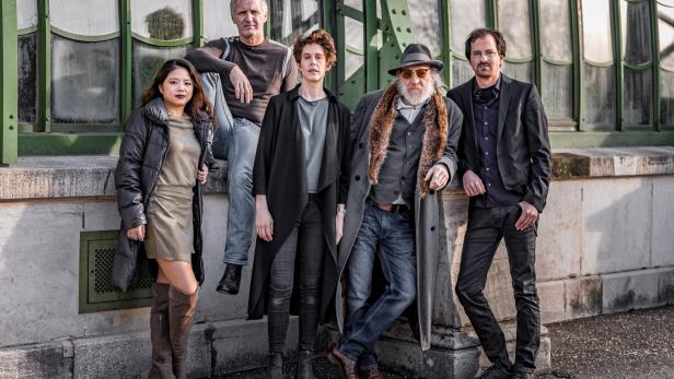 Band vor einer Halle.