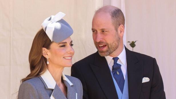 Kate und William, elegant gekleidet, stehen nebeneinander.