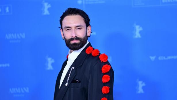 Tom Neuwirth vor blauem Hintergrund