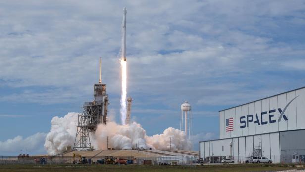 Eine Falcon-9-Rakete startet 2017 vom Kennedy Space Center in Florida.