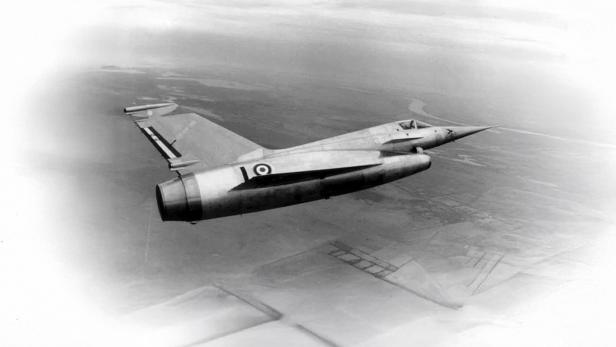 Experimentelles Flugzeug Nord 1500 Griffon fliegt über Äcker