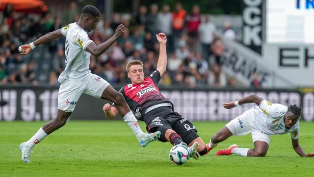 Ein Zweikampf zwischen Altach und dem LASK