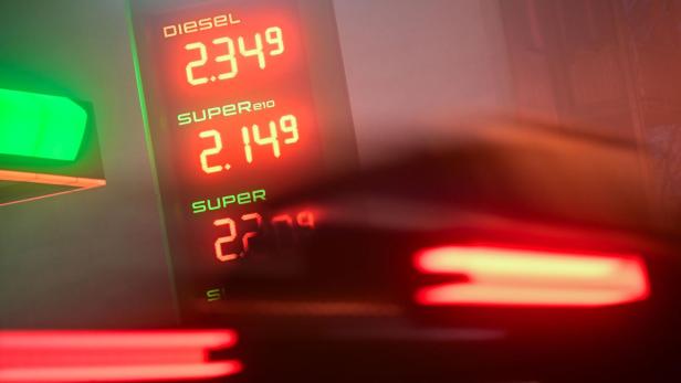 Tankstelle mit hohen Spritpreis-Anzeigen