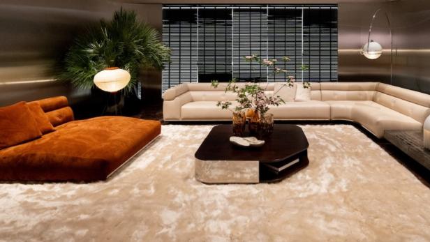 Wohnzimmer im Retro Stil von Minotti, Weißes Sofa, braunes Sofa, weißer Teppich, Aluminium Vertäfelung