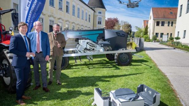 LH-Stellvertreter Stephan Pernkopf mit Studiengangsleiter Markus Gansberger, FH-Wiener Neustadt Geschäftsführer Axel Schneeberger und Studentinnen