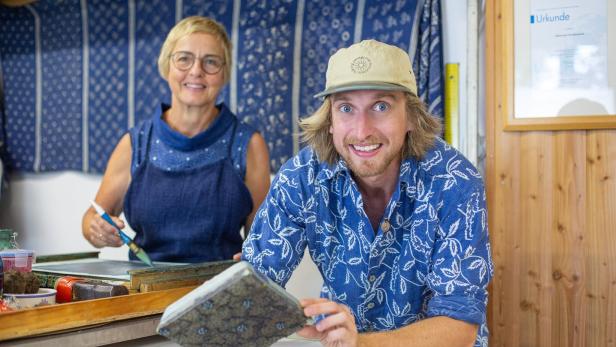 Maria Wagner und Sohn Felix Karl mit einem Druckmodel in der Hand von der Blaudruckerei Wagner im Mühlviertel.