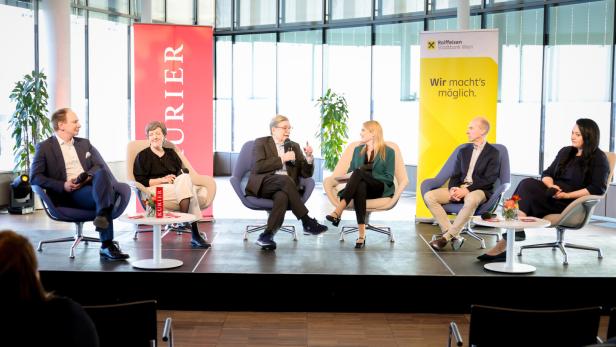Eine Podiumsdiskussion mit sechs Personen vor Bannern von Kurier und Raiffeisenbank Wien.