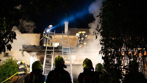 Meterhoch schlugen die Flammen aus dem Nebengebäude.