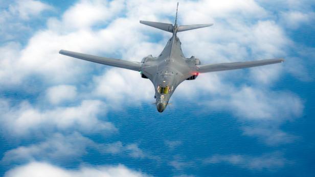 Ein B-1B Bomber fliegt über bewölktem Himmel
