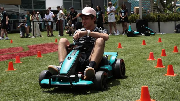 Kimi Antonelli in einem Miniatur-Auto
