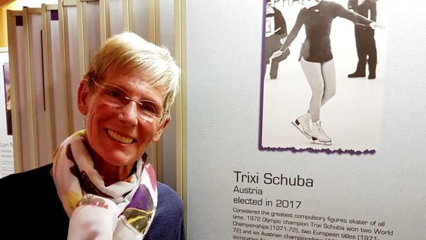 Trixi Schuba neben einer alten Fotografie von ihr