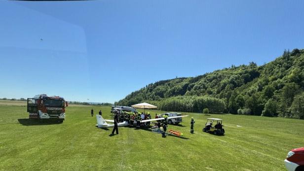 Segelflugzeug und Feuerwehrleute