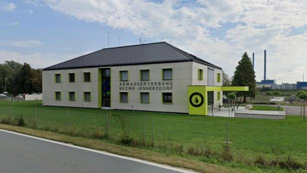 Das Gebäude des Abwasserverbands Bezirk Jennersdorf ist mit einem Wassertropfen-Logo versehen.