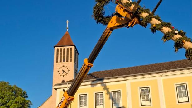 Der Maibaum in extremer Schieflage