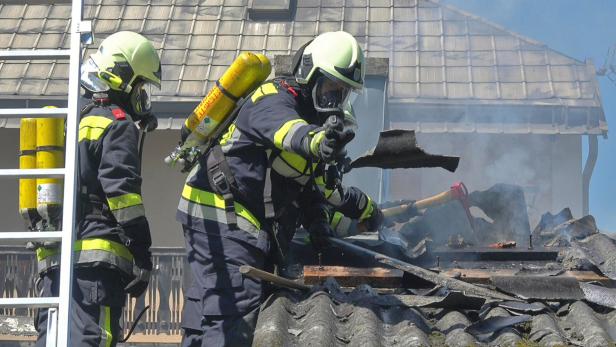 Fordernder Einsatz für die Feuerwehren bei dem Brand in Weissenbach an der Triesting.