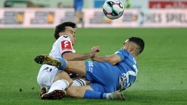Voller Einsatz beim NÖ-Derby Admira gegen SKN (Carlson re.)