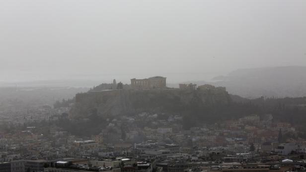 Die Akropolis überragt die Stadt Athen im Dunst.
