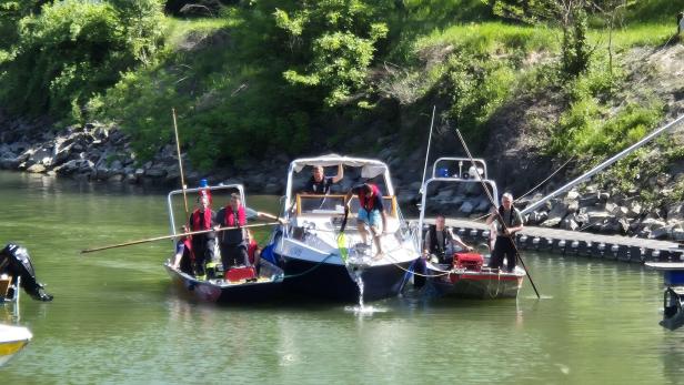 Die Feuerwehr schleppte das havarierte Boot in den Hafen Rossatzbach.