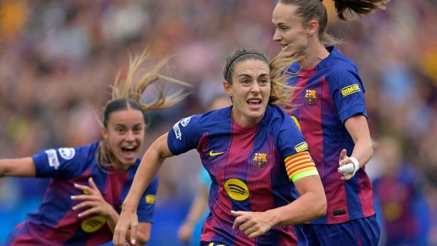 TOPSHOT-FBL-EUR-C1-WOMEN-BARCELONA-BAYERN MUNICH