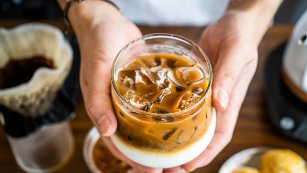 Kaffee mit Eis in einem Glas mit Milch