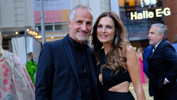 Achim Weniger und Bettina Weniger-Assinger posieren eng nebeneinander