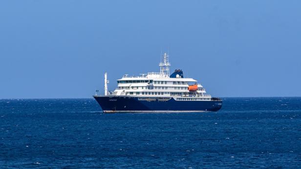Das Kreuzfahrtschiff "MV Hondius" im Meer.