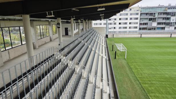 Die neue Friedhofstribüne ohne Fans.